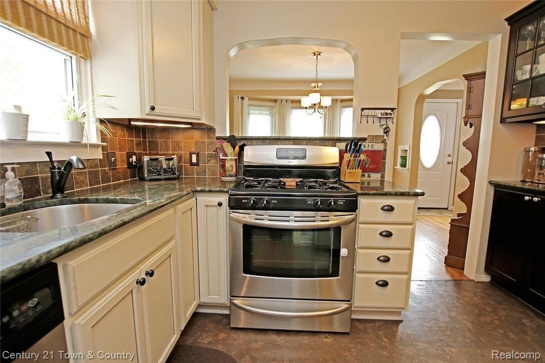 2020 Harvard Road Berkley, MI 48072 - Photo 20 of 45 20) Kitchen.jpg