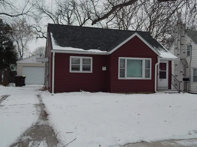 a front view of house with yard