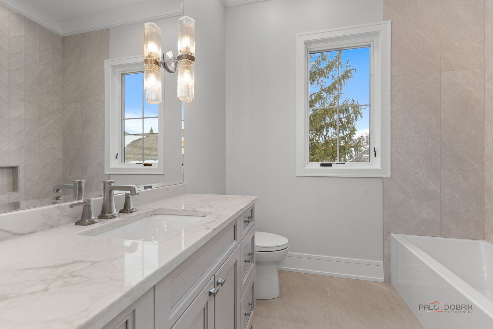 3890 Greenacre Drive Northbrook, IL 60062 - Photo 28 of 37 a bathroom with a sink a toilet and a bathtub