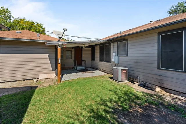 a view of a house with backyard and porch