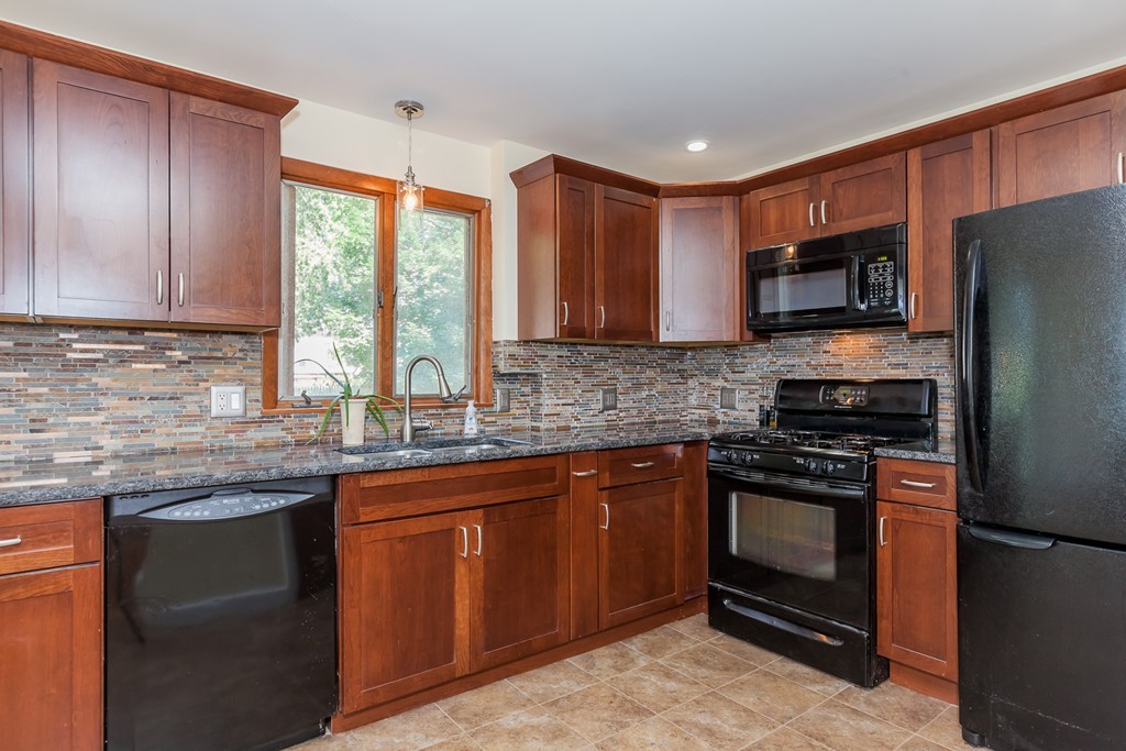 21 Rockland Street Springfield, MA 01118 - Photo 2 of 24 Gallery Image 2
