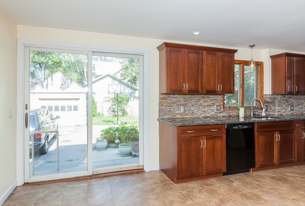 21 Rockland Street Springfield, MA 01118 - Photo 3 of 24 Gallery Image 3