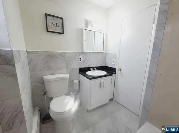 $1,725 | 455 Orient Way, Unit 2, Lyndhurst, NJ 07071