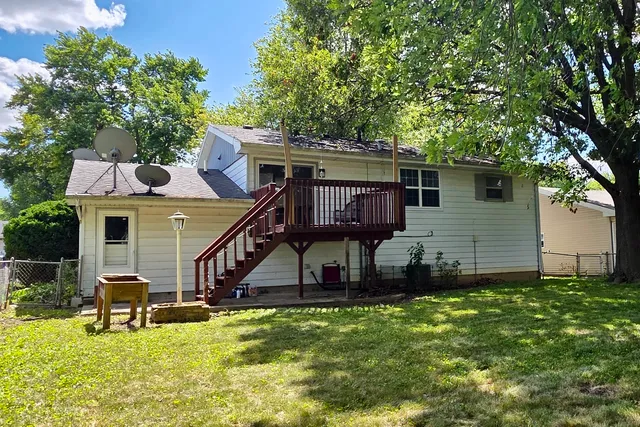 a view of a house with a backyard
