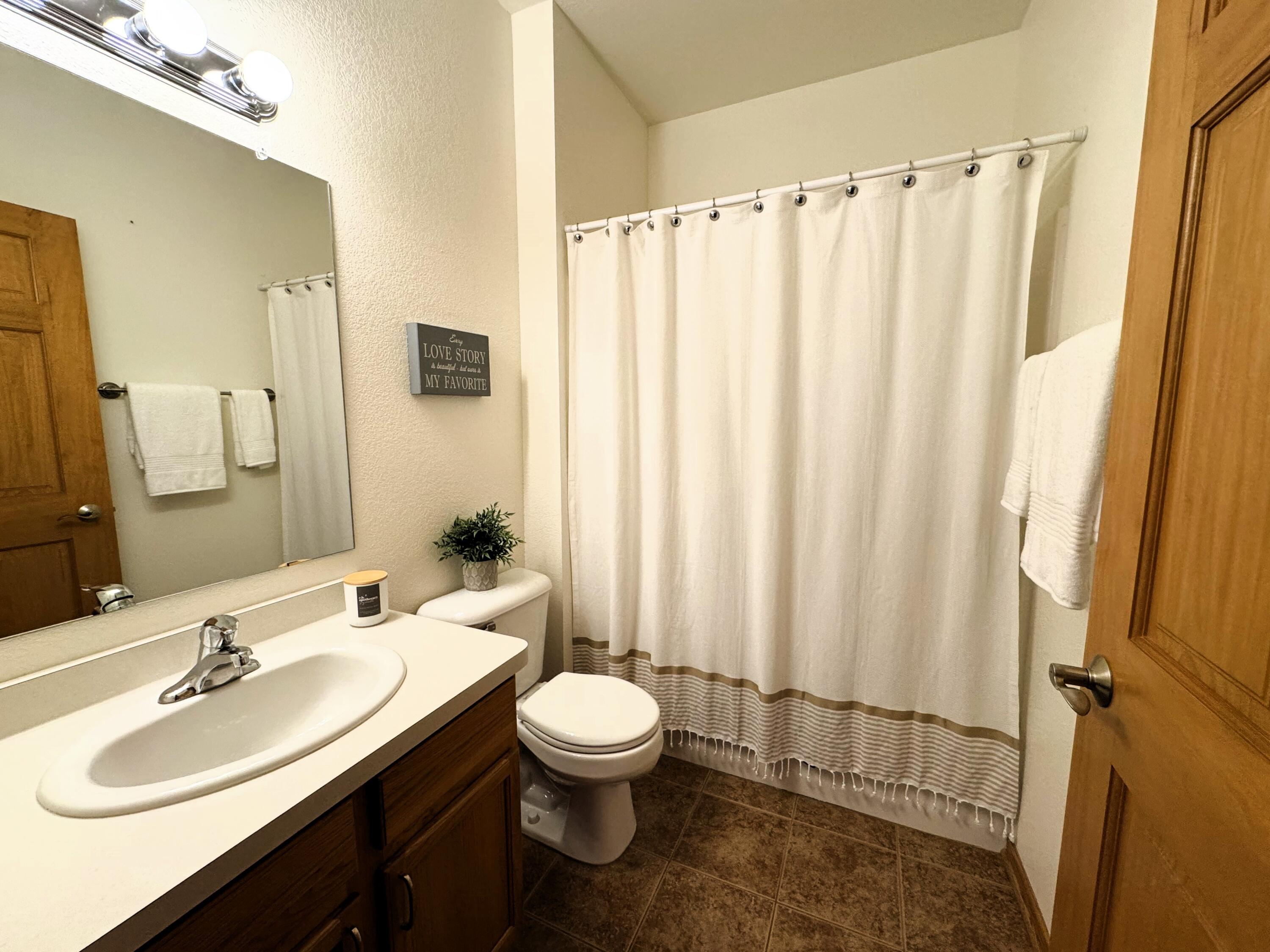 1812 East Lafayette Place, Unit 405 Milwaukee, WI 53202 - Photo 19 of 30 Second Full Bath w/ SOT