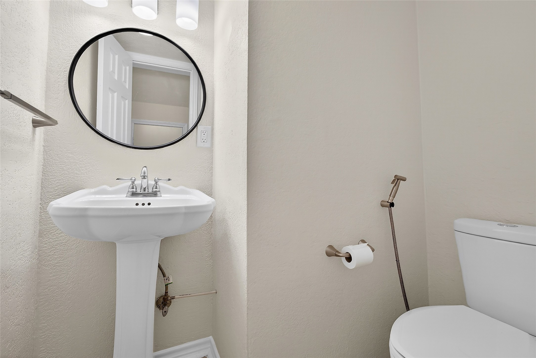 1221 Cedar Post Lane, Unit 1B Houston, TX 77055 - Photo 11 of 23 a bathroom with a toilet sink and mirror
