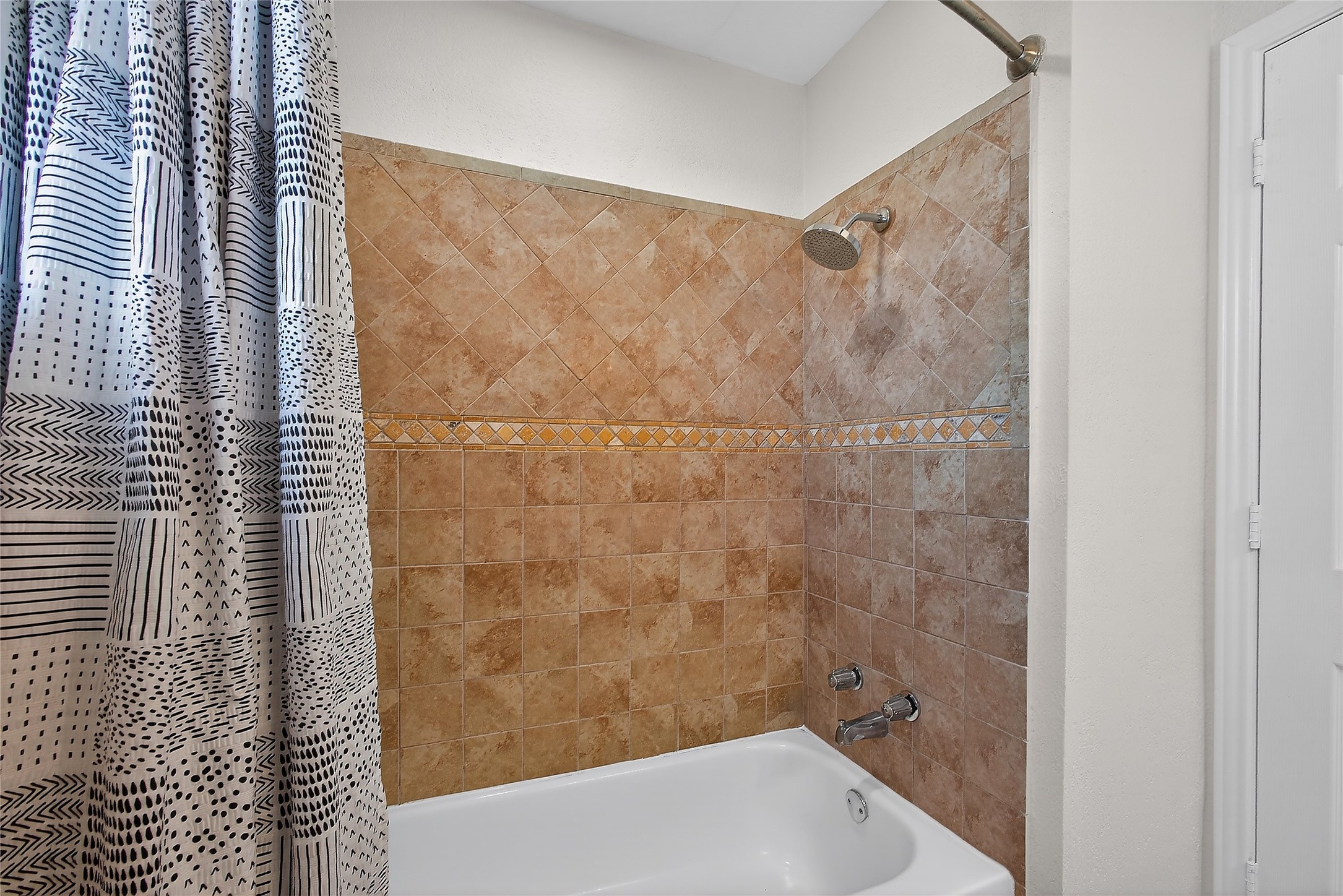 1221 Cedar Post Lane, Unit 1B Houston, TX 77055 - Photo 15 of 23 a bathroom with a bathtub and shower