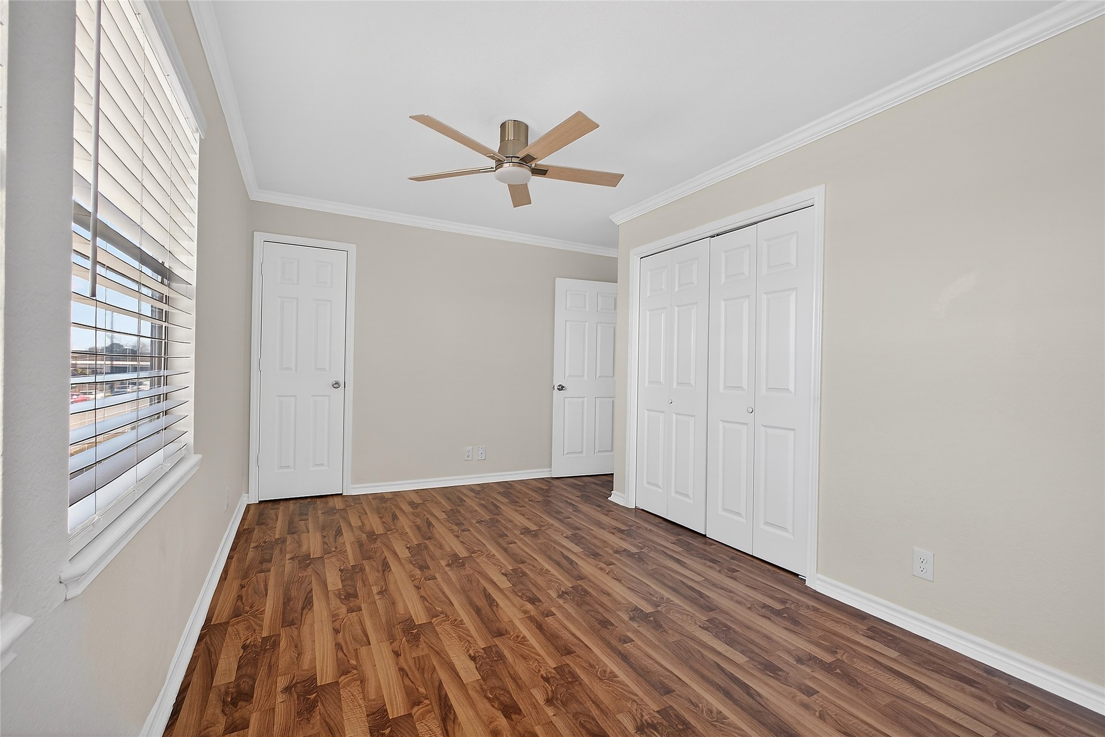 1221 Cedar Post Lane, Unit 1B Houston, TX 77055 - Photo 18 of 23 a view of empty room with wooden floor and fan