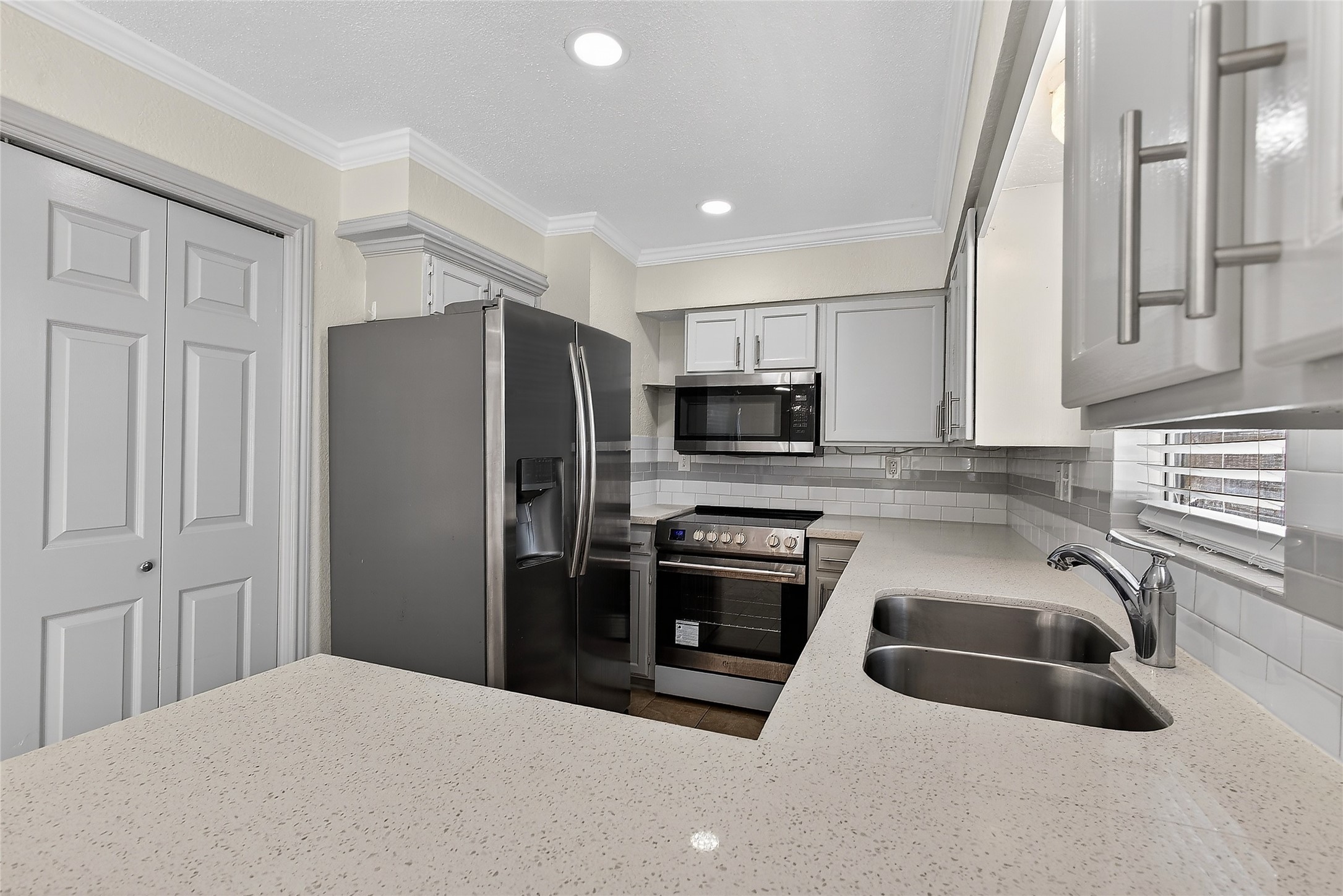 1221 Cedar Post Lane, Unit 1B Houston, TX 77055 - Photo 7 of 23 a kitchen with stainless steel appliances granite countertop a refrigerator sink and stove