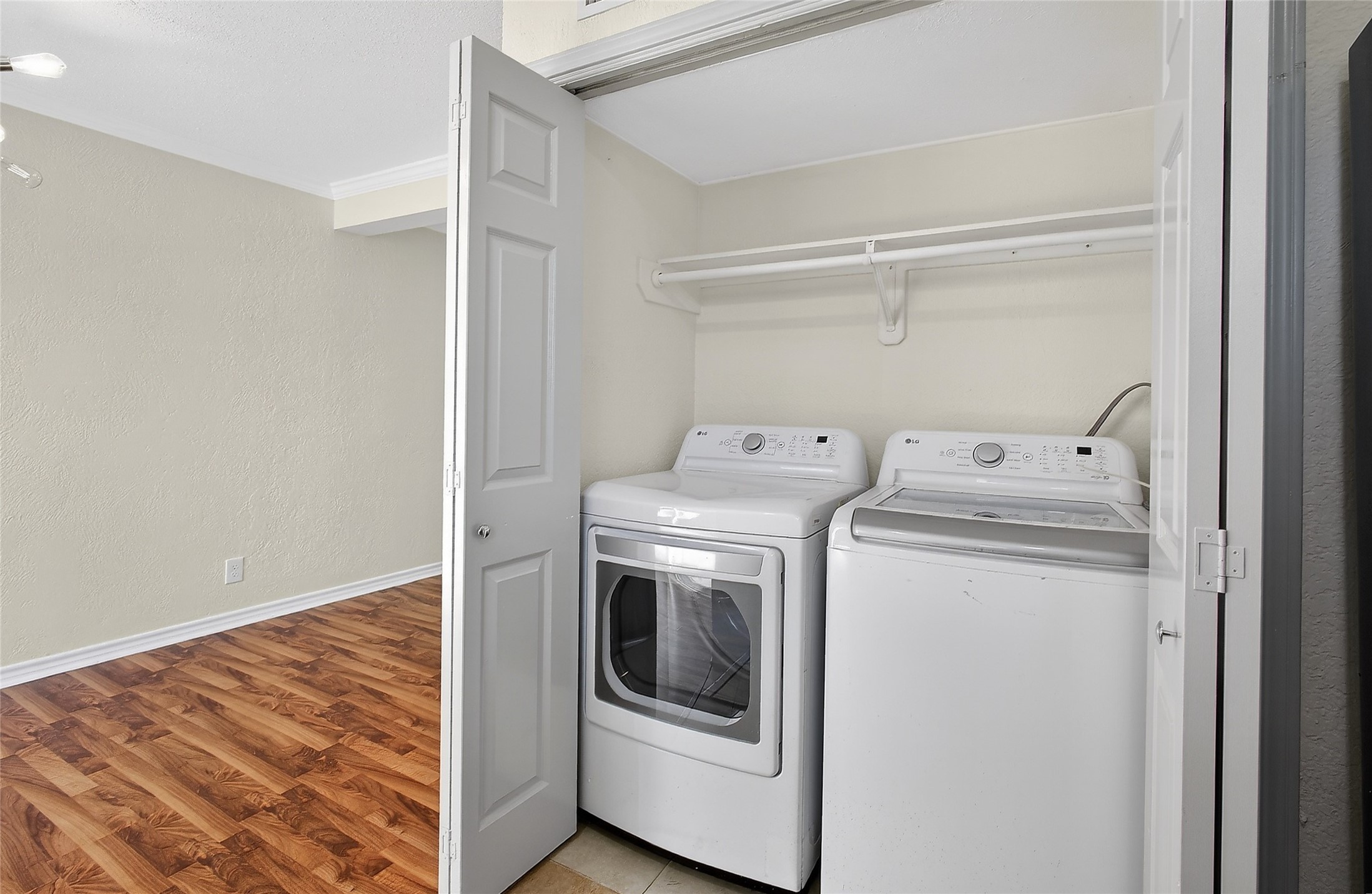 1221 Cedar Post Lane, Unit 1B Houston, TX 77055 - Photo 10 of 23 a utility room with dryer and washer