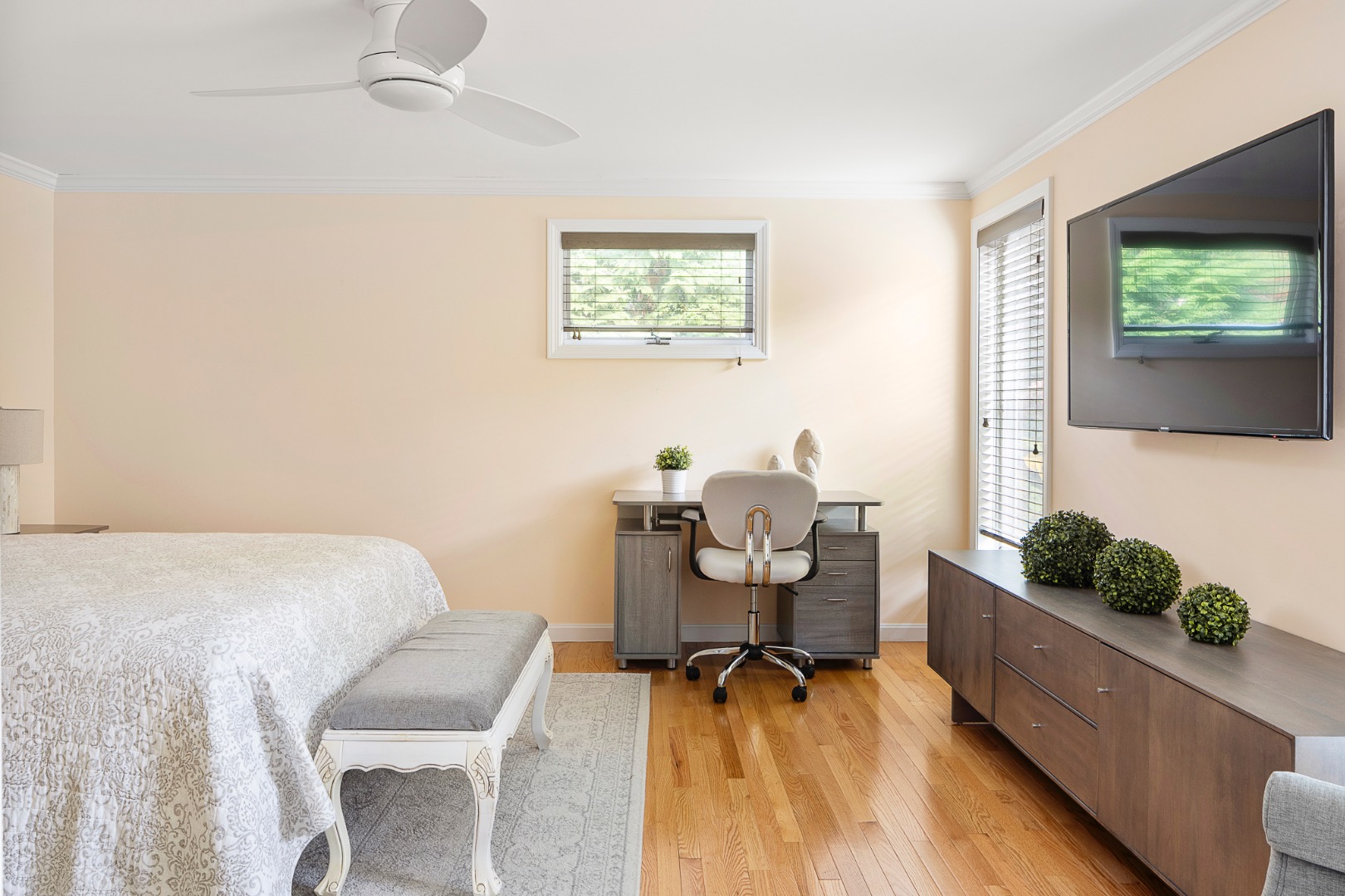 87 Schoolhouse Road Edgartown, MA 02539 - Photo 12 of 29 a living room with furniture and a flat screen tv