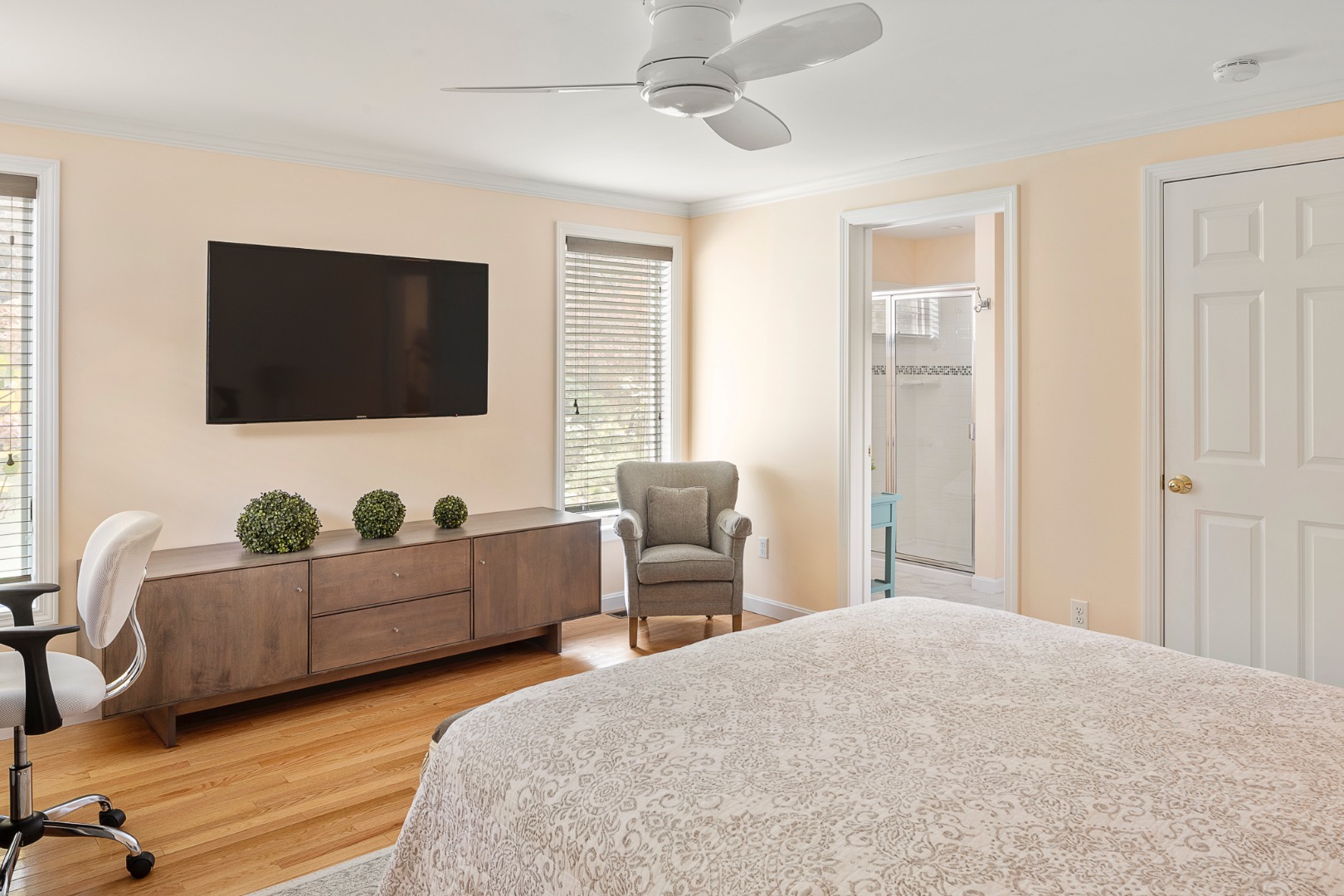 87 Schoolhouse Road Edgartown, MA 02539 - Photo 14 of 29 a living room with furniture and a flat screen tv