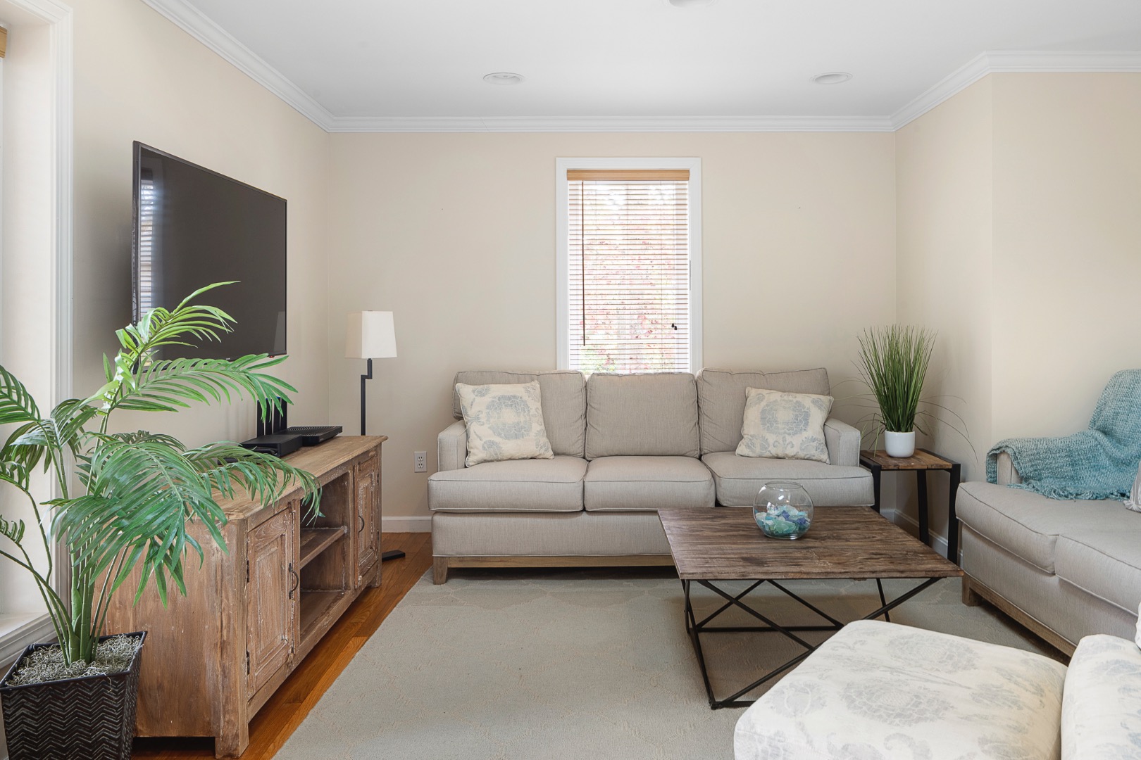 87 Schoolhouse Road Edgartown, MA 02539 - Photo 20 of 29 a living room with furniture and a potted plant