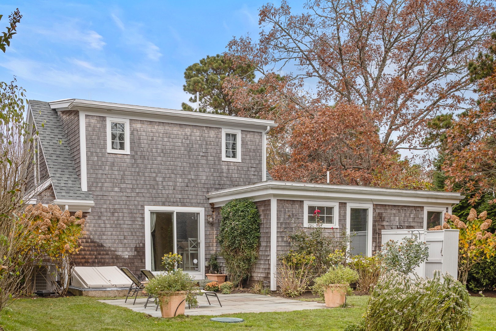 87 Schoolhouse Road Edgartown, MA 02539 - Photo 4 of 29 a front view of a house with garden