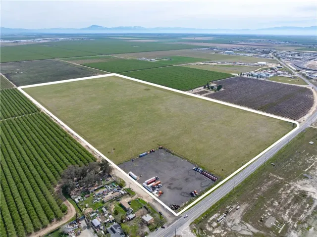 a view of a tennis court