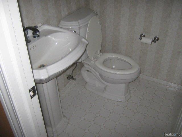 5214 North Rochester Road Rochester, MI 48306 - Photo 12 of 23 Half Bath