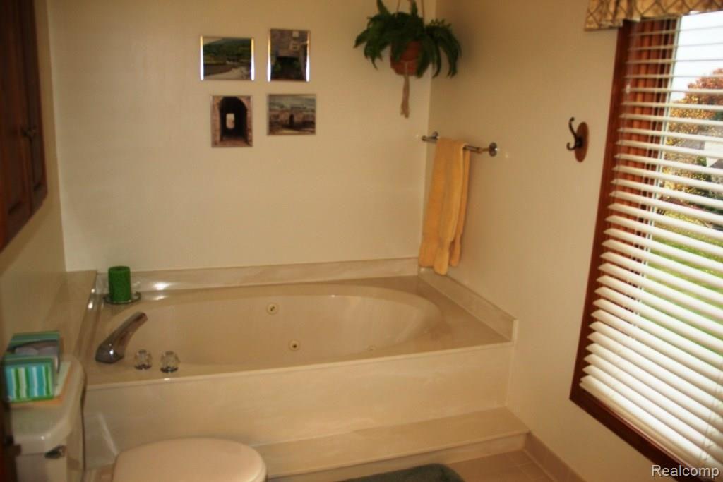 1158 Cobridge Drive Rochester, MI 48306 - Photo 18 of 30 Jetted master bath!