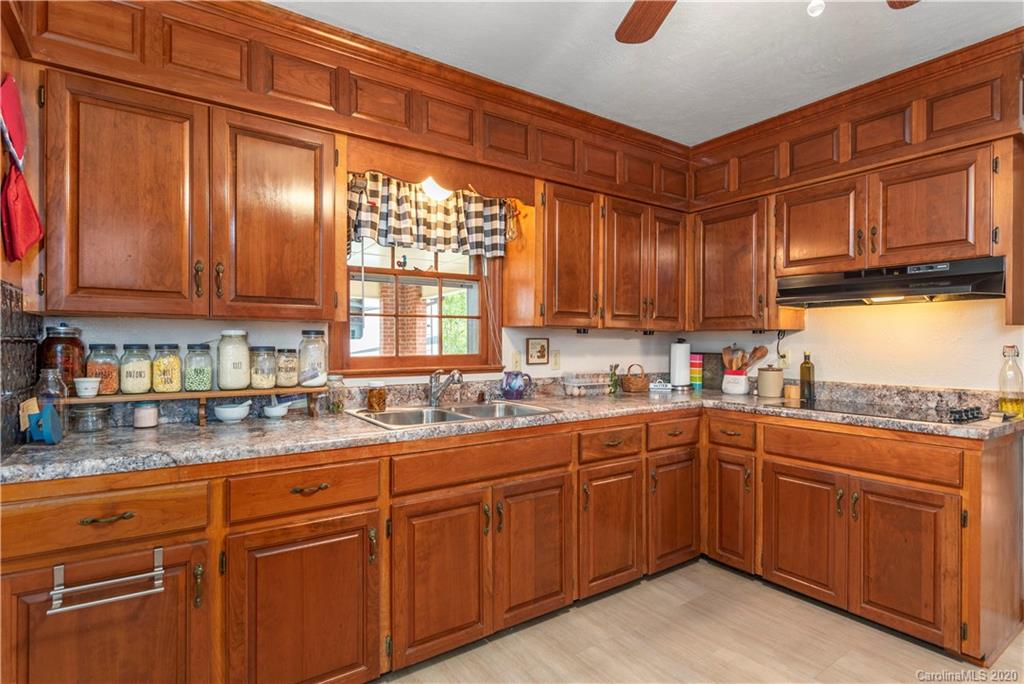 182 Carpenter Road Marion, NC 28752 - Photo 7 of 34 Gallery Image 7