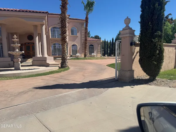 $949,995 | 861 Country Club Road, El Paso, TX 79932