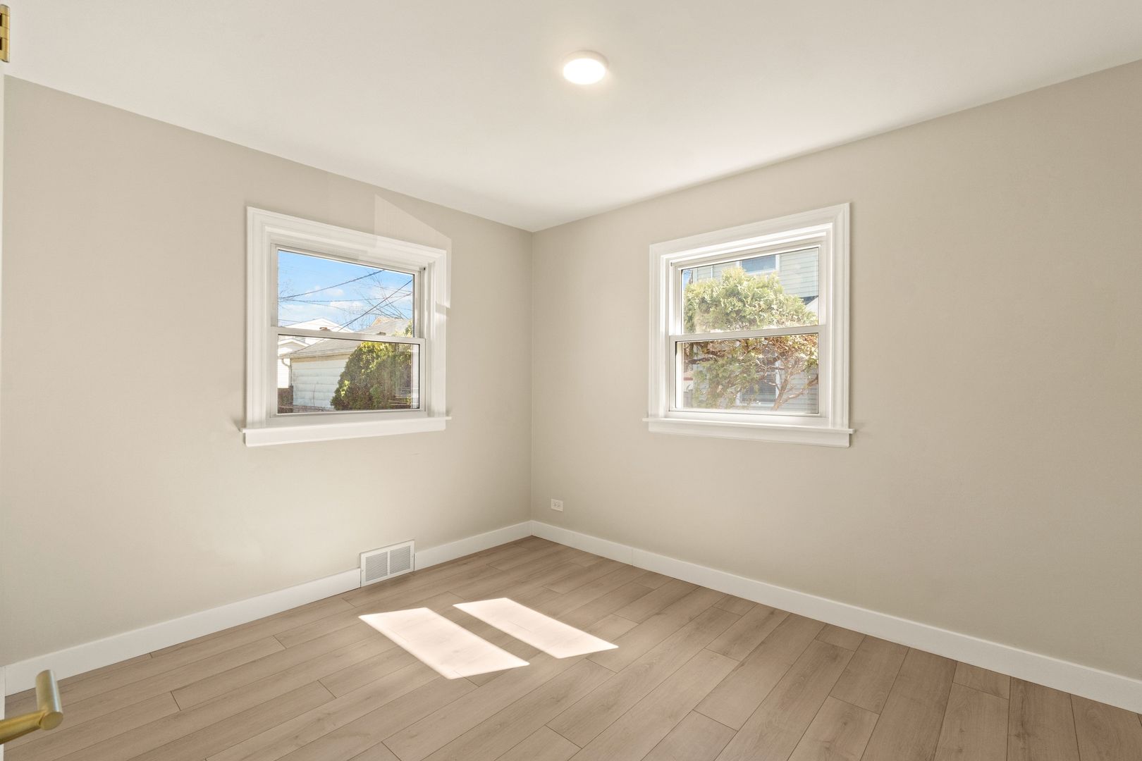 219 North Pine Street Mount Prospect, IL 60056 - Photo 12 of 20 an empty room with windows