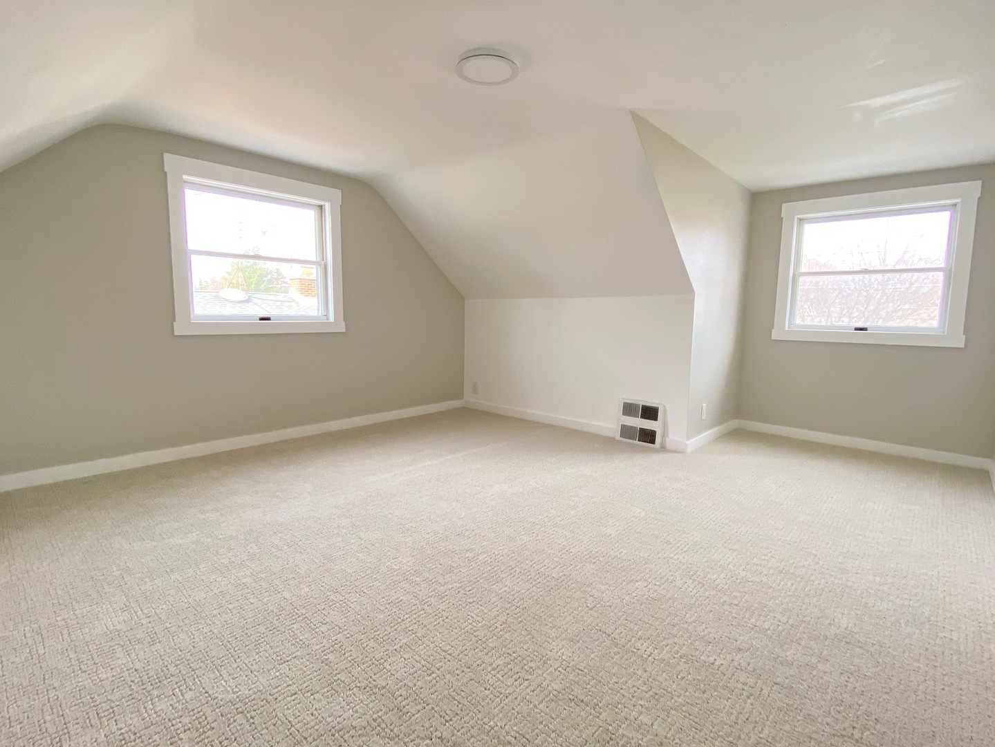 219 North Pine Street Mount Prospect, IL 60056 - Photo 13 of 20 an empty room with a window
