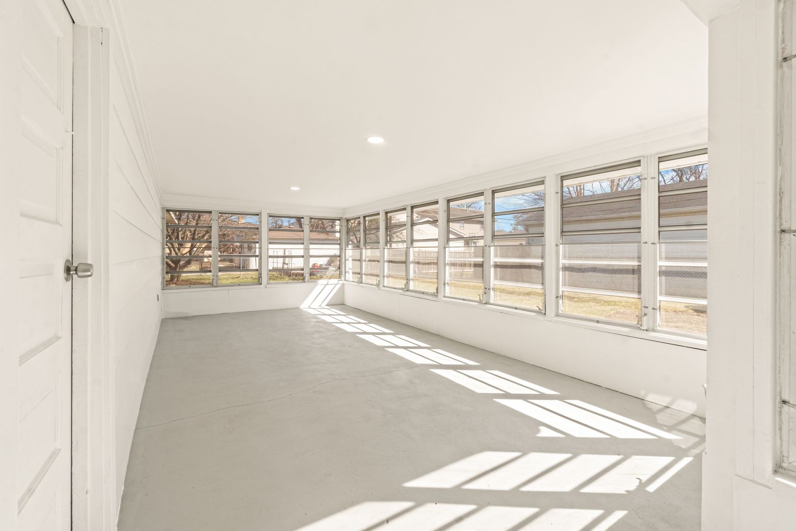 219 North Pine Street Mount Prospect, IL 60056 - Photo 15 of 20 a view of an empty room with a window