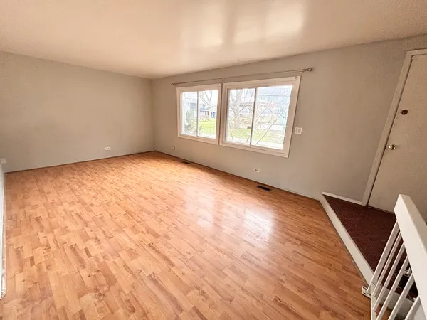 $299,999 | 1373 Greenbrook Court, Hanover Park, IL 60133