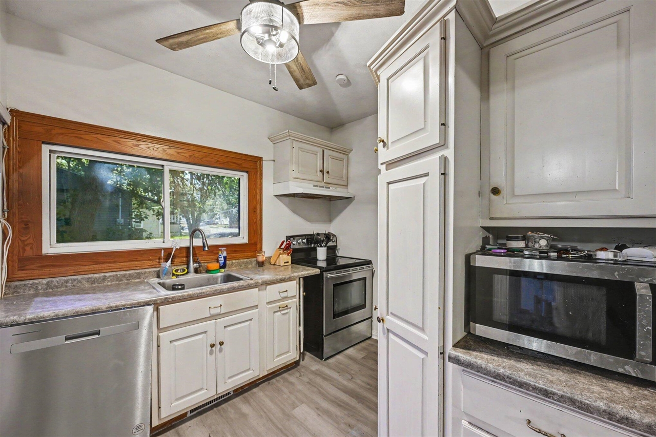402 West Broadway Street Three Rivers, MI 49093 - Photo 7 of 30