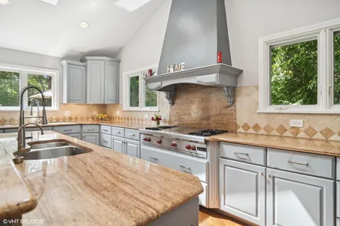 $1,050,000 | 611 London Court, Buffalo Grove, IL 60089