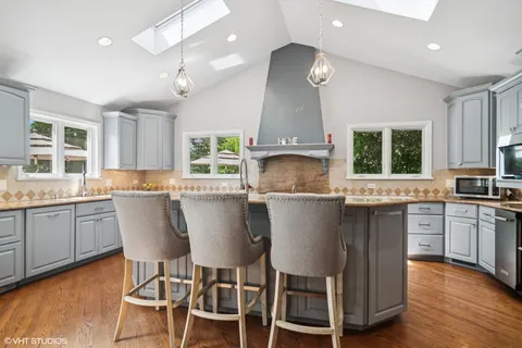 $1,050,000 | 611 London Court, Buffalo Grove, IL 60089