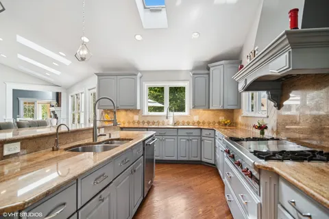 $1,050,000 | 611 London Court, Buffalo Grove, IL 60089