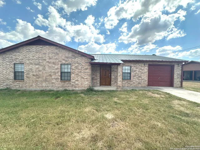 $1,500 | 508 North Washington Drive, Devine, TX 78016