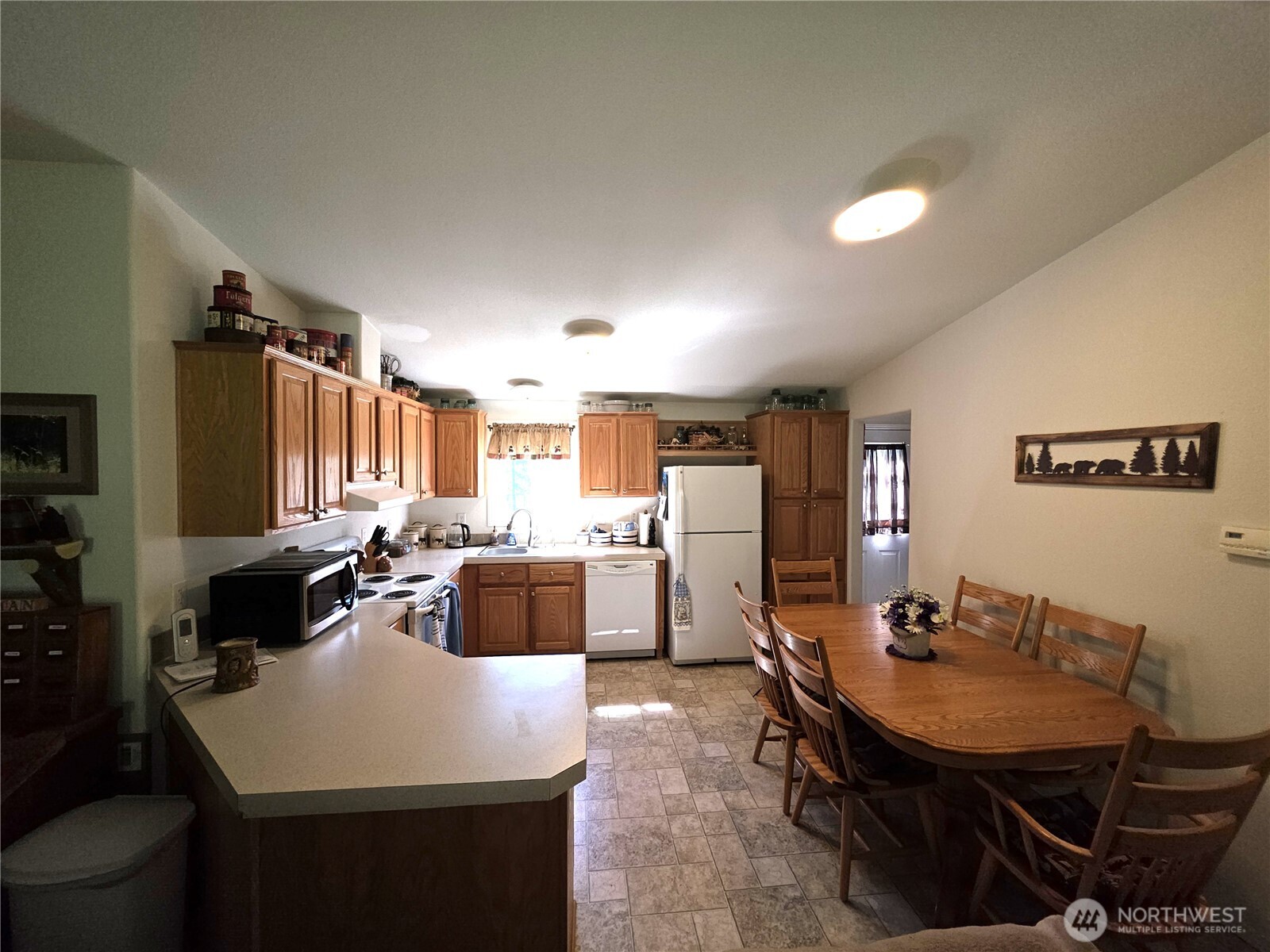 393 Summer Road Tonasket, WA 98855 - Photo 4 of 37 a view of a dining room with furniture