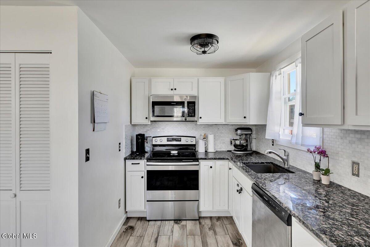 124 Beacon Road Bethlehem, NY 12077 - Photo 11 of 29 15-IMG_5818