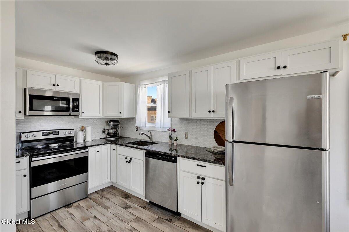 124 Beacon Road Bethlehem, NY 12077 - Photo 9 of 29 17-IMG_5830