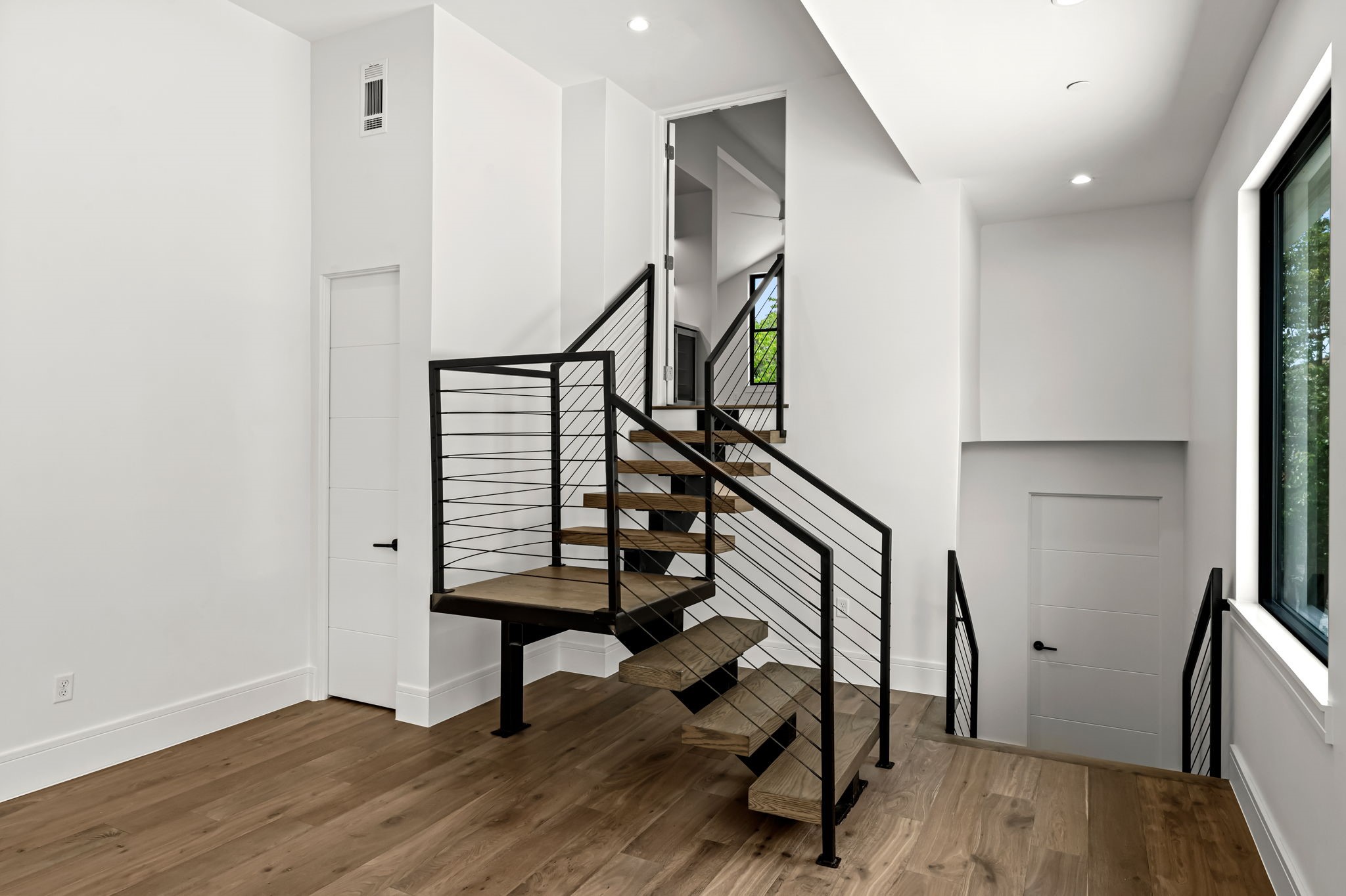 4814 Locust Street Bellaire, TX 77401 - Photo 33 of 42 2nd Floor Landing