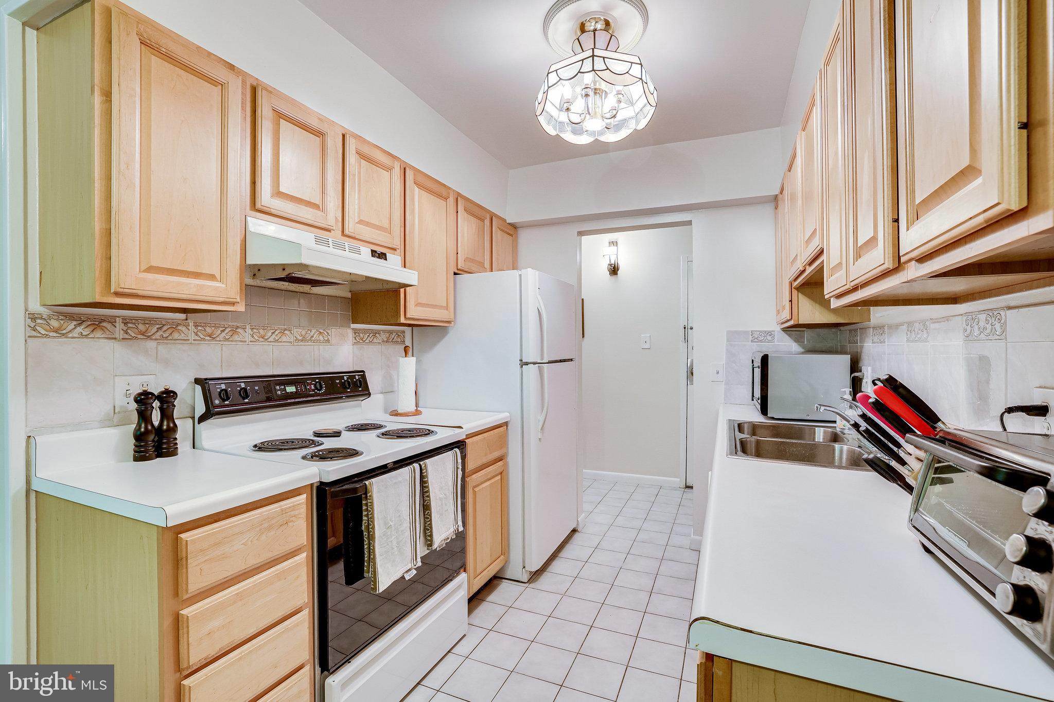 11621 Stoneview Square, Unit 22C Reston, VA 20191 - Photo 9 of 37 Eat in Kitchen with plenty of Cabinet Space