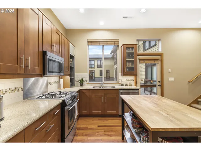 $565,000 | 5115 South Corbett Avenue, Unit H, Portland, OR 97239