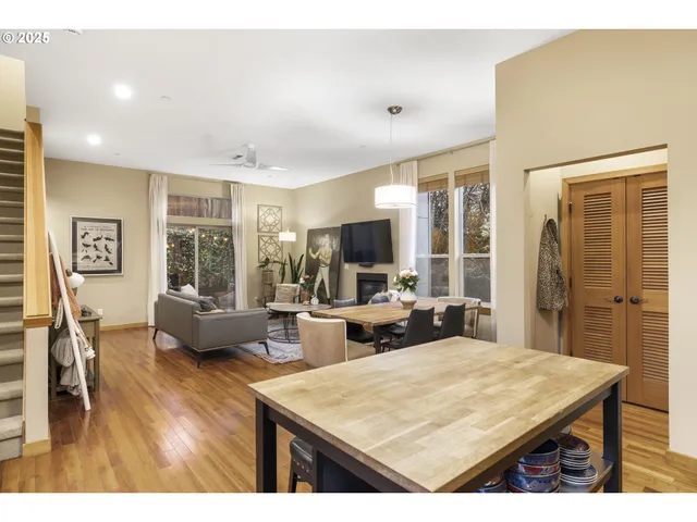 $565,000 | 5115 South Corbett Avenue, Unit H, Portland, OR 97239