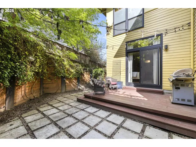 $565,000 | 5115 South Corbett Avenue, Unit H, Portland, OR 97239