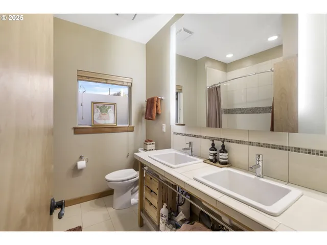 $565,000 | 5115 South Corbett Avenue, Unit H, Portland, OR 97239