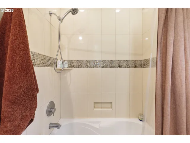 $565,000 | 5115 South Corbett Avenue, Unit H, Portland, OR 97239