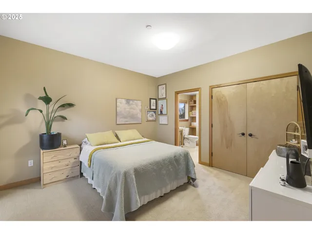 $565,000 | 5115 South Corbett Avenue, Unit H, Portland, OR 97239