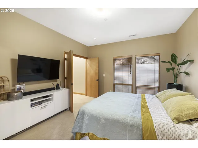 $565,000 | 5115 South Corbett Avenue, Unit H, Portland, OR 97239
