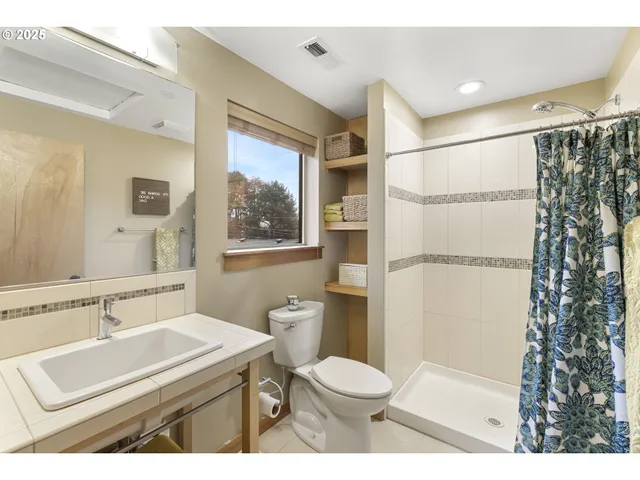 $565,000 | 5115 South Corbett Avenue, Unit H, Portland, OR 97239