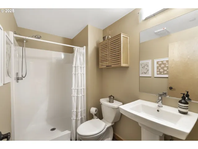 $565,000 | 5115 South Corbett Avenue, Unit H, Portland, OR 97239