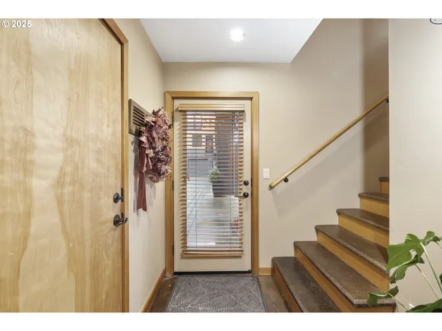 $565,000 | 5115 South Corbett Avenue, Unit H, Portland, OR 97239