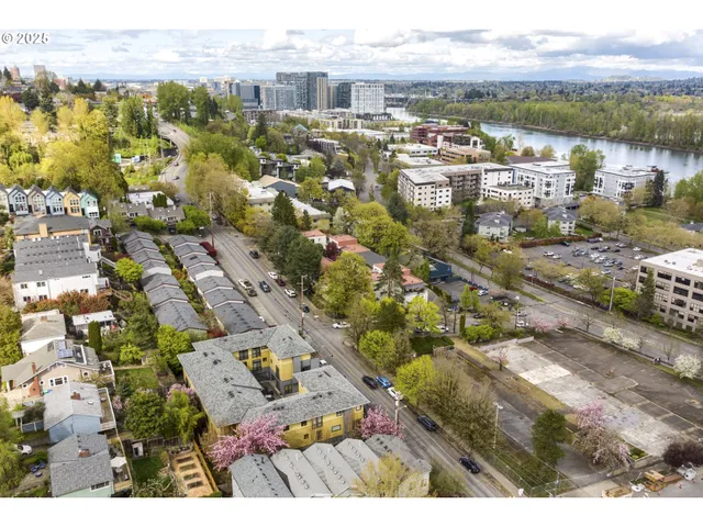 $565,000 | 5115 South Corbett Avenue, Unit H, Portland, OR 97239