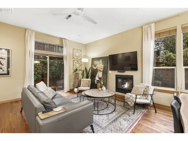 $565,000 | 5115 South Corbett Avenue, Unit H, Portland, OR 97239