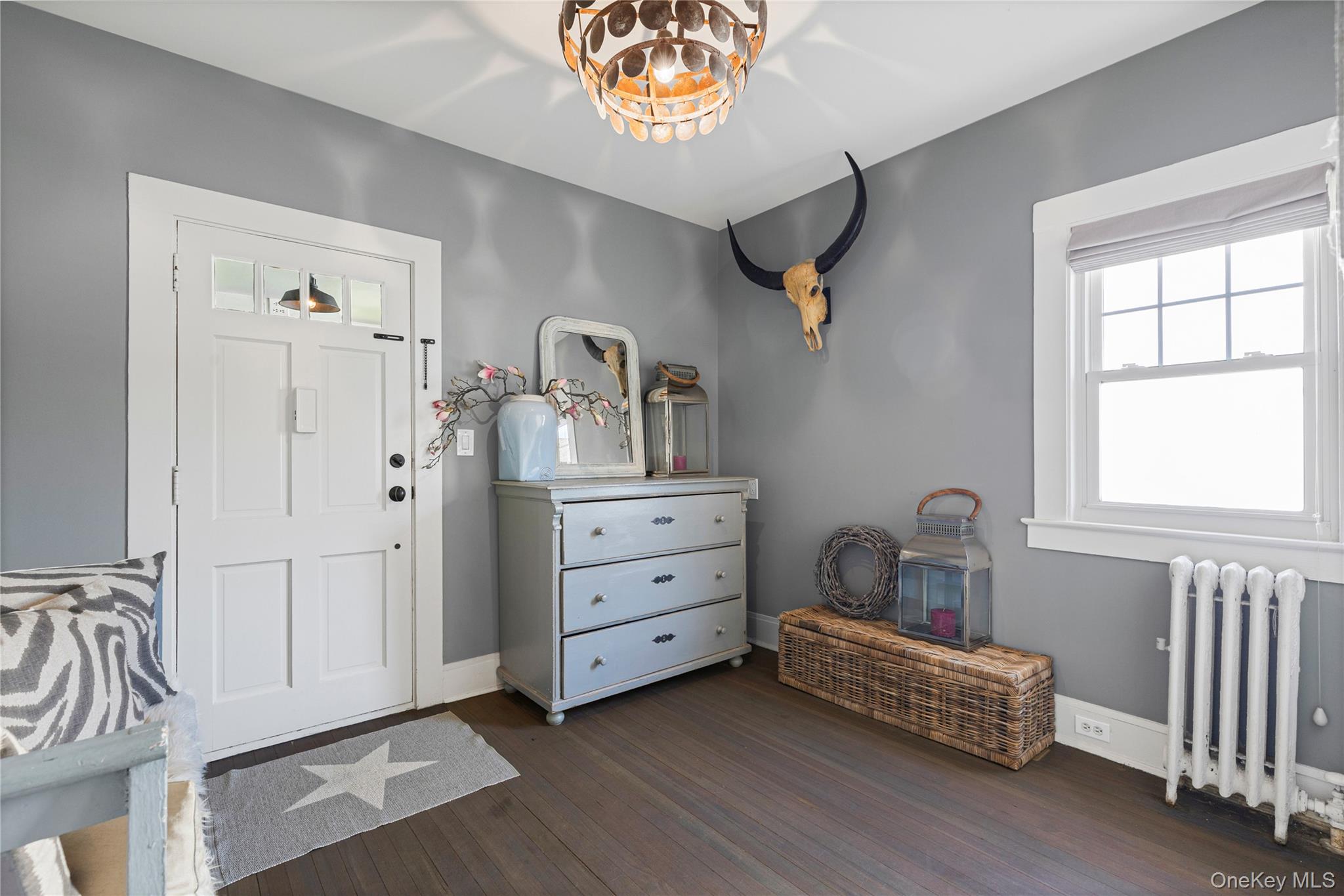 321 Rye Beach Avenue Rye, NY 10580 - Photo 4 of 36 Spacious foyer entrance with coat closet